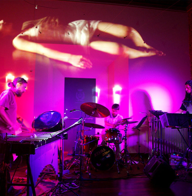 Invisibili Ali. Davide Merlino, Andrea Cocco e Giulio Tosatti durante la performance di Areasismica. Palazzo Rezzonico, 11 ottobre 2015.