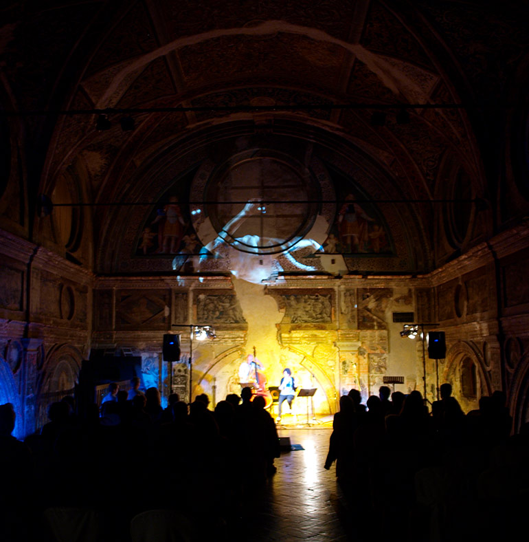 Proiezioni durante la performance di Nicoletta Tiberini e Raffaele Romano. Meda, refettorio del convento presso Villa Antona Traversi