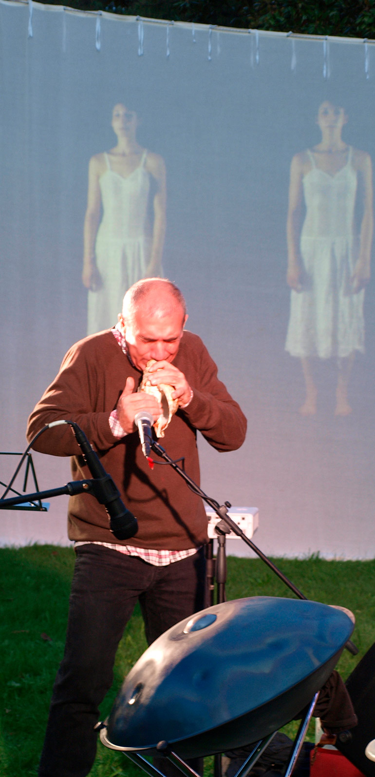La Delicata fiamma della Vita. Beppe Caruso suona una conchiglia. Seveso, parco di Villa Dho, 4 ottobre 2015
